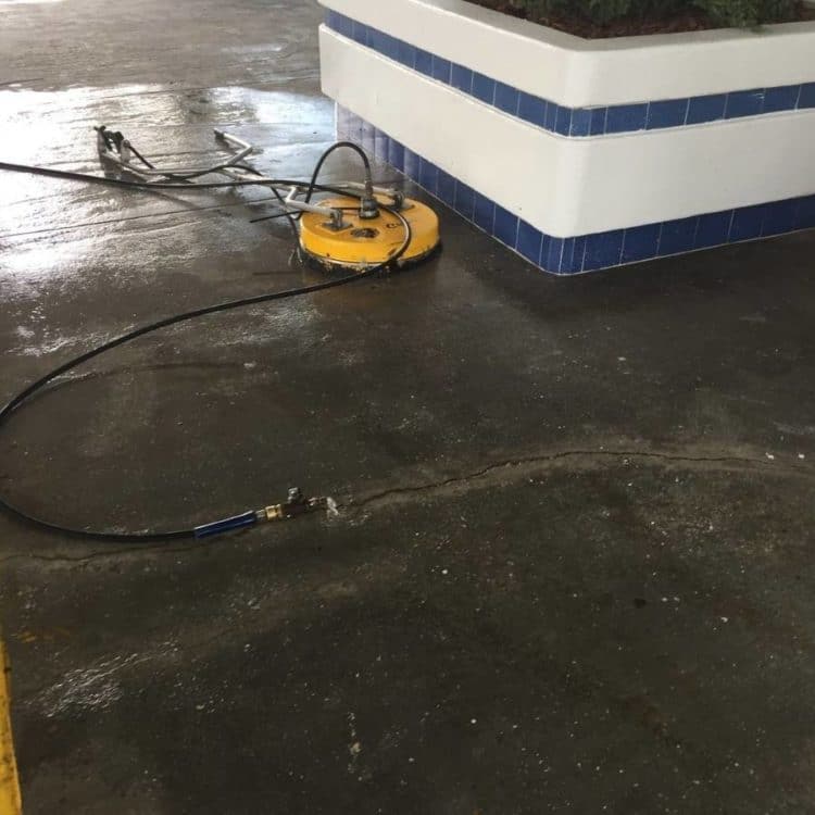 An equipment for heavy cleaning in the parkway.